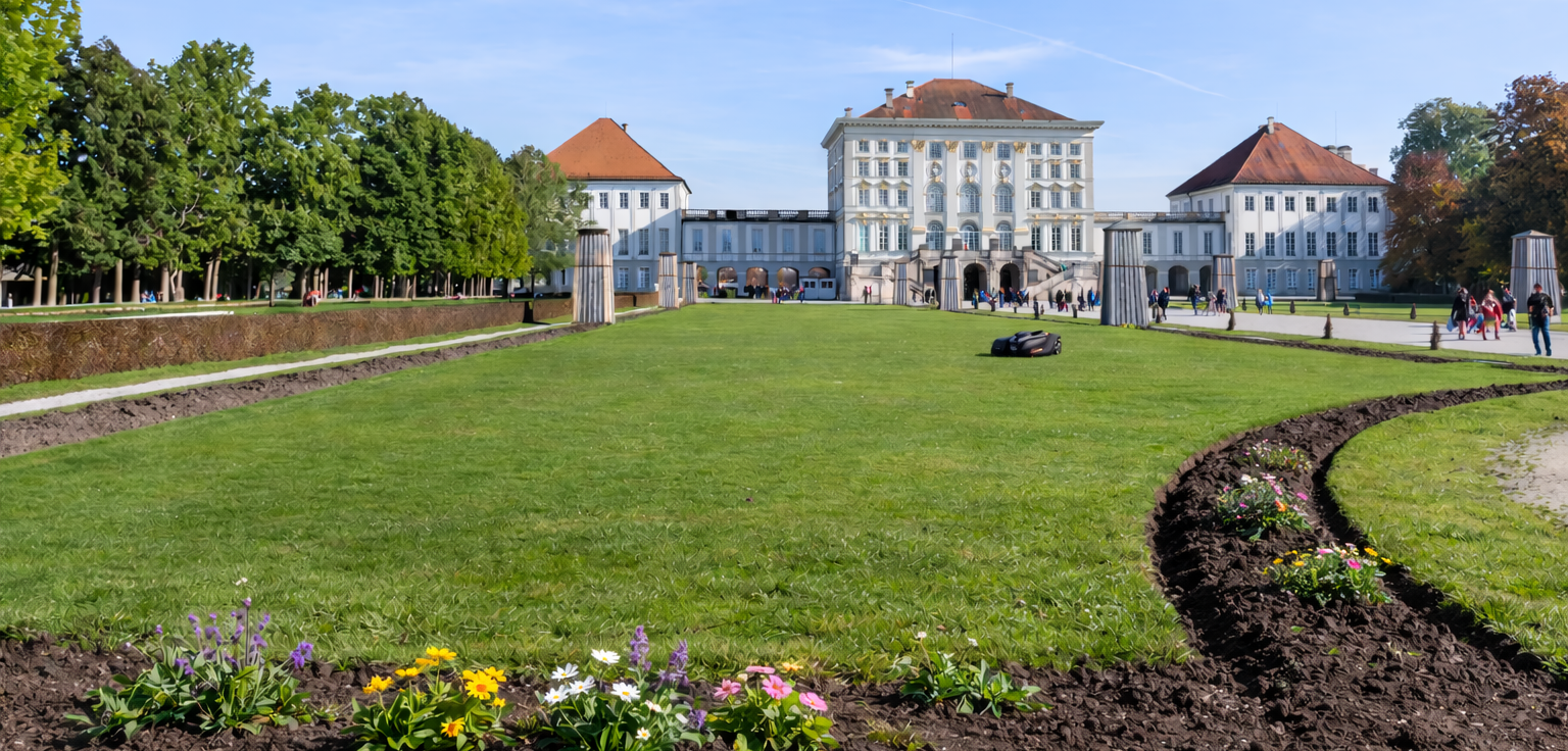 Mähroboter in München vor Nymphenburg mit schönem Rasen
