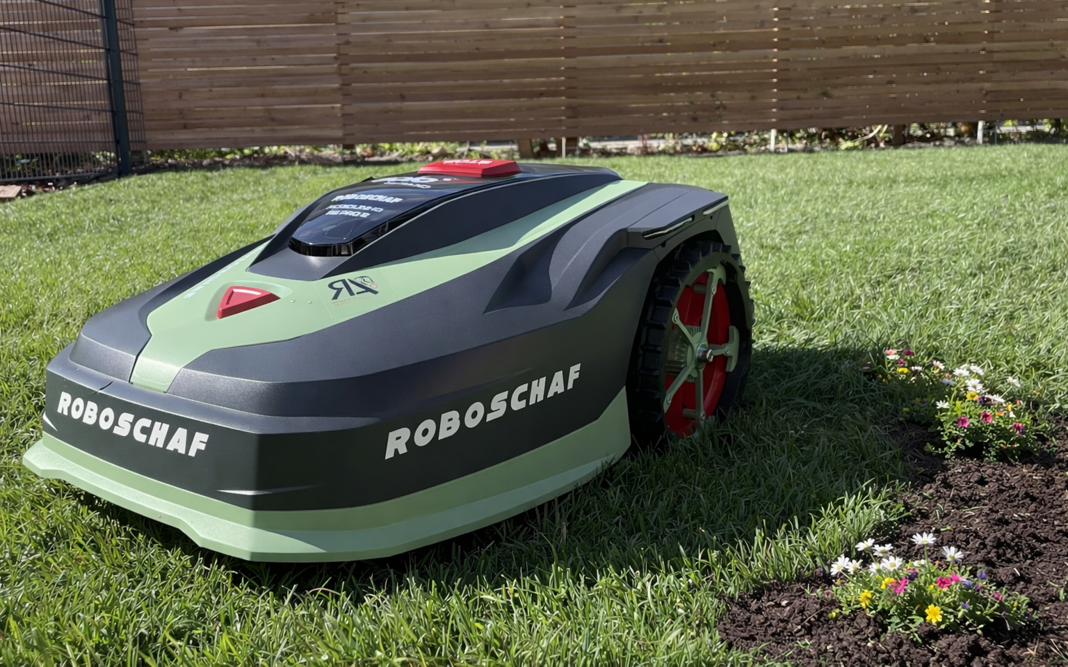 Rasenroboter RS Solo Pro3 von Roboschaf München auf schönem Rasen