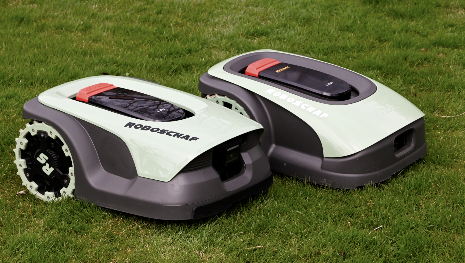 2 Stiga GPS Rasenroboter im Roboschaf Sondermodell